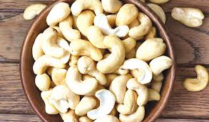 Pucuk buah gajus enak dimakan dan dijadikan ulam bagi kebanyakan orang. Khasiat Kacang Gajus