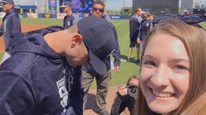 What are some tips for getting autographs at Minnesota Twins spring  training?