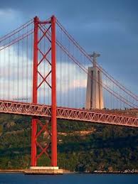 La necesidad de construir un puente entre lisboa y la orilla sur del tajo ya era una precoupación a finales del siglo xix, aunque hubo que esperar hasta 1966. Ponte 25 De Abril Lisboa Portugal Puente De Lisboa Monumentos Puentes Del Mundo