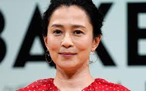 2ページ目)不倫密会騒動、フルヌードが評判に…坂井真紀52歳は“雨ニモマケズ”前に進む | 文春オンライン