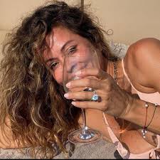 BrookeBurke is showing off her massive ring after getting engaged to real  estate developer Scott Rigsby! Details at the link in the bi💍! (📷:  @brookeburke)