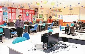 Perkembangan teknologi internet, satelit, perbankan, restoran makan segera di seluruh dunia telah diilham, dicipta dan dilaksana melalui penyelidikan dan Cikgu Saifulnizan Ikon Pendidikan Digital Pendidik