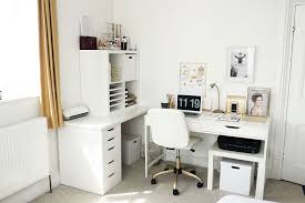 Apalagi jika anak anda masih berstatus sebagai pelajar di suatu sekolah maka, meja belajar bisa jadi merupakan salah satu furniture yang wajib ada didalam. Model Meja Kantor Minimalis Keren Agar Makin Semangat Bekerja Artikel Spacestock