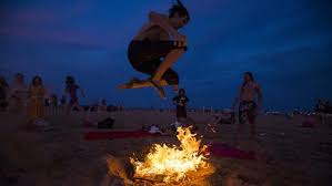 Para ello se enciende incienso, cuyo aroma sea de sándalo o de rosa, olores de magia para el amor. Los Rituales Para La Noche De San Juan