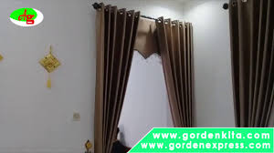 Jika ruangan di tempat teduh dan ada kekurangan cahaya, maka gorden lebih baik digunakan lebih transparan. Gorden Jendela Ruang Tamu Minimalis Warna Coklat Muda Youtube