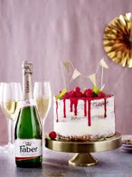 Den fertigen kuchen in der form erkalten lassen. Sekttorte