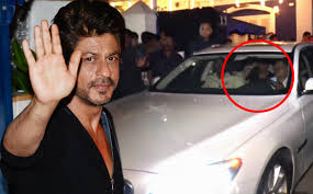 Fans Cheer For Raees After Spotting Srk At A Film Shoot In Bandra At present, it is only behind shah rukh khan's raees (rs 139 crore; fans cheer for raees after spotting srk