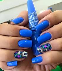 Las uñas decoradas en azul marino tienen la virtud de ofrecer una amplia gama de tonalidades, que van desde lo oscuro a colores muy claros adaptándose a cualquier temporada y ocasión. Unas En Azul
