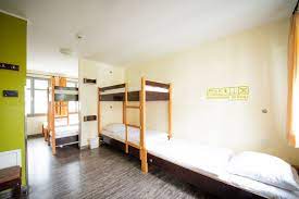 Kinderhochbett pauli / kinderbett etagenbett pauli buche vollholz massiv natur mit regal und rutsche inkl. Backpackers St Pauli Backpacker Stpaulis Webseite