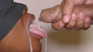 Großer weißer Schwanz ejakuliert im Mund der Ebenholzschlampe und sie  schluckt | xHamster