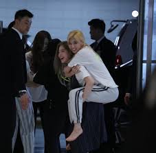 Em bé tzuyu của chúng ta <3 từ nhỏ đến lớn cũng đều xinh hết á. 190612 Dahyun Carrying Sana Smiling Tzuyu Twice