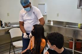 Sanidad mantiene la recomendación de aplazar la vacunación de las personas con síntomas o con covid confirmada recientemente por laboratorio hasta que haya. Caeml76n3d5ntm