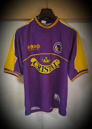 Antes de concretar la fusión de clubes que originó a deportes concepción, el primer uniforme que utilizó el combinado local fue una camiseta a franjas verticales verdes y blancas, homenajeando en parte a uno de los clubes que participó de su fundación, el lord cochrane.posteriormente, se cambió a una camiseta azul con pantalones amarillos (dado que ellos son los colores de la ciudad, de. Deportes Concepcion Home Camisa De Futebol 2001