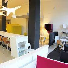 Workspace one van pami verenigt alle eigenschappen die van een tafel een echte thuiswerkplek maken. Negozio Bruxelles Pami Workspace Designers Showroom Tour Taxis Local Tourmake