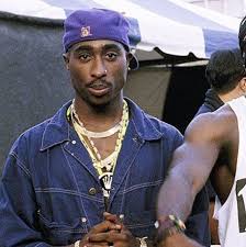 There has been endless speculation about the possibility of both biggie and tupac still being alive, but if the whole thing was a conspiracy, would they show. Bling Bling Boys As Joias Masculinas Estao Em Alta Tupac Photos Tupac Pictures Tupac