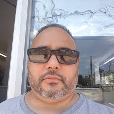 What barber shops in Lawrence offer shaving services?