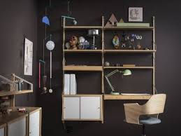 Bureau A La Maison Compose D Une Etagere Murale En Bambou Avec Bureau Et Rangement A Portes C Mobilier De Salon Meuble Tv Rangement Idee Deco Chambre Parentale
