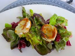 Ziegenkase Honig Rosmarin Himbeeressig Ziegenkase Salat Mit Ziegenkase Gebackener Ziegenkase