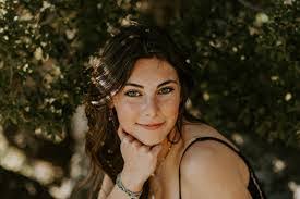 Olivia Lutz's Instagram, Twitter & Facebook