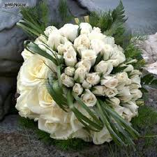 I fiori, una delle cose più belle e poetiche che esistano al mondo. Foto Bouquet A Palla Fiori Nuziali Fiori Matrimonio Estivo Matrimonio Floreale