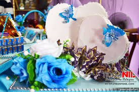 Hantaran tunang berupa baju kurung boleh dilakukan supaya wanita itu kelihatan manis dan ayu. Apa Beza Hantaran Kahwin Dan Hantaran Tunang