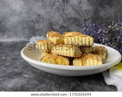 2 cawan kelapa parut (desicated coconut) 1 cawan mumbung gula icing (150g) (jika guna gula halus rata saja ya (130g) 1 buku butter (250g) / marjerin 1 cawan 2. Biskut Raya Stock Photos And Images Avopix Com