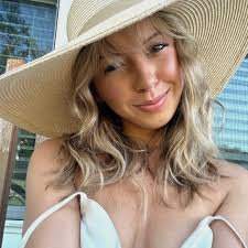 What type of shirt is best for a loose fit?