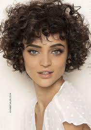 L'originalité de ce carré court repose principalement sur la longue frange dégradée qui recouvre le front de la jeune femme. Ode A La Boucle Les Plus Beaux Modeles De Coiffures Pour S Inspirer Cheveux Courts Boucles Cheveux Courts Frises Cheveux Courts