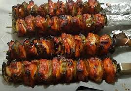 Ces Brochettes De Poulet Marinees Sont Un Vrai Delice In 2020 Chicken Recipes Rotisserie Chicken Recipes Leftover Leftover Bbq Chicken Recipes