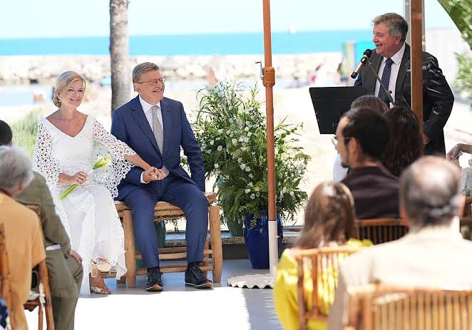 Puig y Bravo se casan en Oliva, en una ceremonia a escasos metros de la playa | Las Provincias