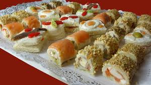 Hay canapés para todos los gustos, fríos o calientes, más elaborados o simples, con ingredientes más gourmet que otros, más rico para unos que para otros. Canapes Variados Y Originales Receta Facil Para Navidad Youtube