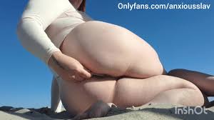 BBW PAWG twerking on a PUBLIC beach