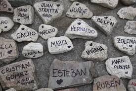 Minutos antes de las 16 en punto empezó «la marcha de las piedras», un llamado a honrar a las víctimas del coronavirus en argentina y a rechazar el manejo de la pandemia por parte del gobierno de alberto fernández. I1c7vrmlpsi1im