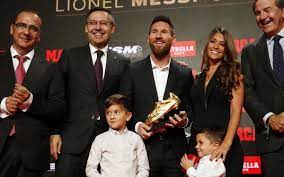 Lionel lmessi et sa femme dans la rue. Leo Messi Having Three Kids Changed My Perspective On Life