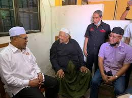 Dia yang kini hangat bercinta dengan seorang lelaki bergelar dato', lokman teh. Dakwaan Seleweng Dana Finas Sembilan Syarikat Gagal Dihubungi