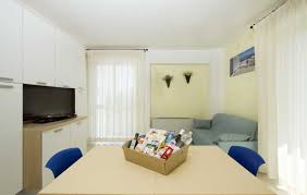 Da 60 € per notte. Residence I Delfini Trilocale Classic 6 Posti Letto Cupra Marittima Agenzia Petra