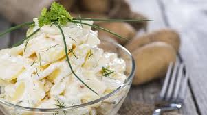 6 patate medie 100 g mais cotto 125 g yogurt greco 2 cucchiai salsa worchester 1 cetriolo ½ limone 2 spicchi d'aglio sale, pepe lavate bene le patate con la buccia e mettete nella pentola con ½ bicchiere d'acqua e sale. Insalata Di Patate Alla Greca