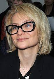 15 Hairstyles For Women Over 50 With Glasses Haircuts Hairstyles 2021 Older Women Hairstyles Womens Hairstyles Hairstyles With Glasses