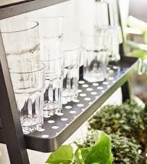 Nahaufnahme Einiger Glaser Die Auf Salladskal Blumenstander Fur Draussen In Grau Auf Einem Balkon Gestapelt Stehen Sitzgelegenheiten Balkon Dekoration