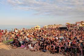 Vama veche is a small village on the romanian border with bulgaria on the shore of the black sea. Folk Lovers To Enjoy Festival In Vama Veche Business Review