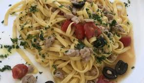 La pasta con tonno fresco è un primo piatto semplice e sfizioso da realizzare, con pochi ingredienti e con tanto colore per rallegrare la tavola! Pasta Con Tonno Alla Eoliana Piatto Semplice E Velocissimo