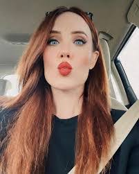 Maria Simons's Instagram, Twitter & Facebook