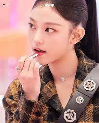 Lisa, who is set to make a comeback next week, has revealed new concept  photos. In the first released concept photo, we saw a completely  transformed Lisa, fitting her new song title '