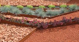 choisir son paillage en focntion des plantes du jardin et du potager jardins beaux jardins paillis ardoise