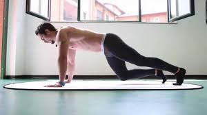 In questo allenamento, il muscolo pettorale viene stimolato in tutte le sue aree. Esercizi Pettorali A Casa Senza Attrezzi Dave Gamba