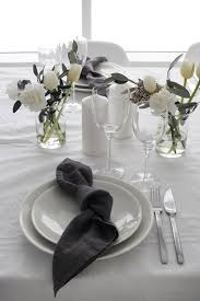 Seven Table Setting Ideas We Re Loving For A Holiday Dinner The Savvy Heart White Table Settings Holiday Table Settings Dinner Table Setting