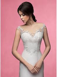 Tra gli abiti da sposa economici 2020 più particolari troviamo anche vestiti da principessa con gonna ampia abbinata a un corpetto in pizzo effetto tatuaggio, spesso con uno spacco nascosto. Vestito Da Sposa Semplice Raffinato Con Gonna In Raso E Applicazioni Di Macrame Su Corpetto