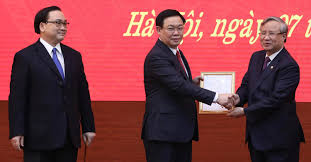 Ông huệ sinh năm 1957, quê nghệ an, là giáo sư, tiến sĩ kinh tế. Pho Thá»§ TÆ°á»›ng VÆ°Æ¡ng Ä'inh Huá»‡ Lam Bi ThÆ° Thanh á»§y Ha Ná»™i