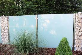 Zäune begrenzen das grundstück nicht nur optisch, sondern verbessern zugleich die häusliche sicherheit. Wind Und Sichtschutz Eckig Mit Seitlichen Glasklemmen Individuell Nach Mass