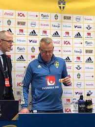 På den är det bacon, lök, korv och lite annat gott. Daniel Kristoffersson On Twitter Janne Andersson Firar Segern Med Korv Med Brod Pa Presskonferensen